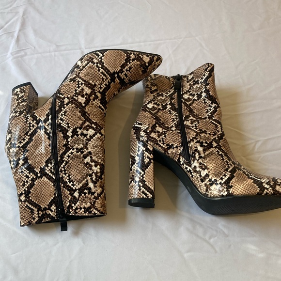 🔴 3/$15 Women’s Snakeskin Print Ankle Boots Size 9 - Picture 2 of 7